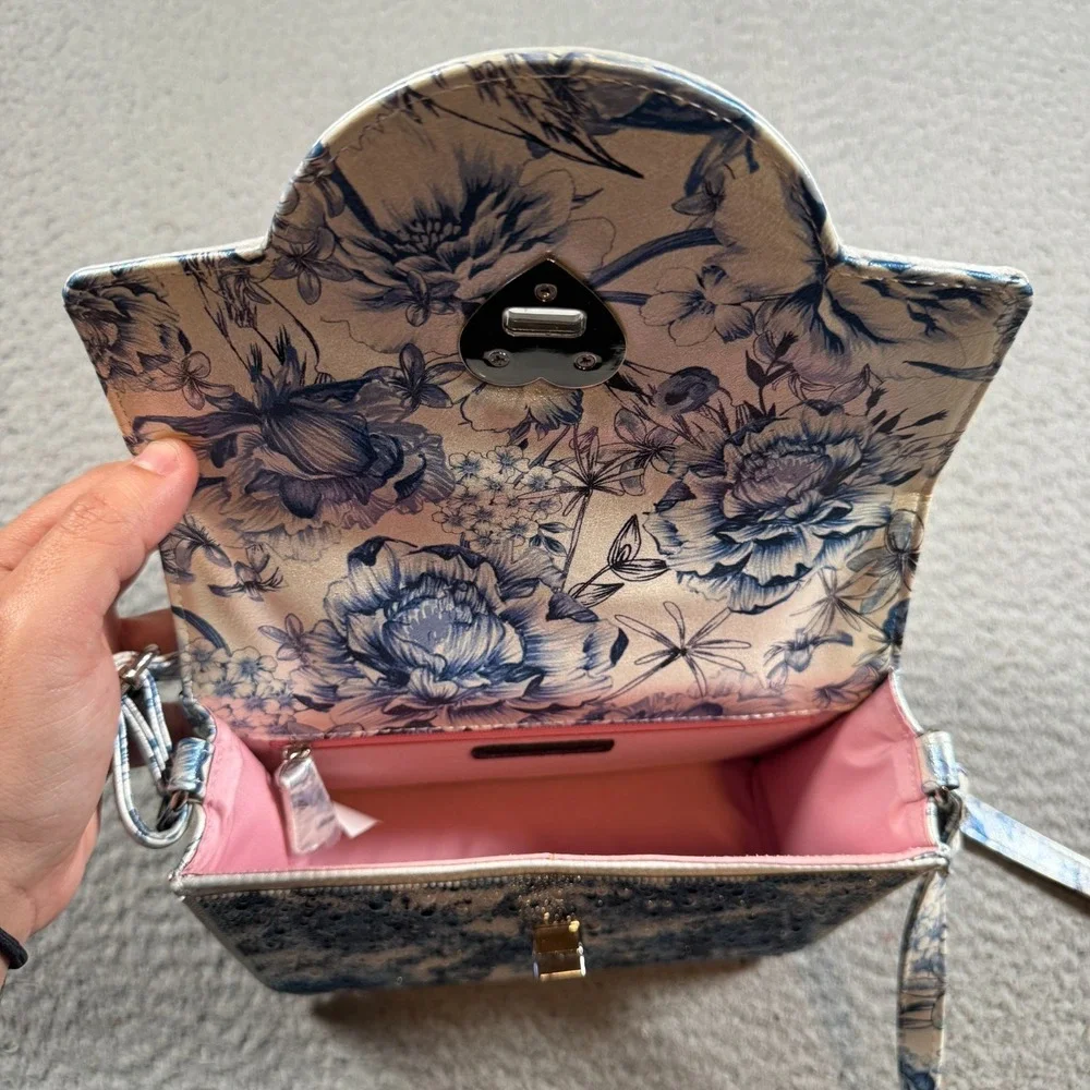 Betsey Johnson Kitsch Toile Pearl Blue and White Floral Phone Handbag Wireless - Picture 6 of 9